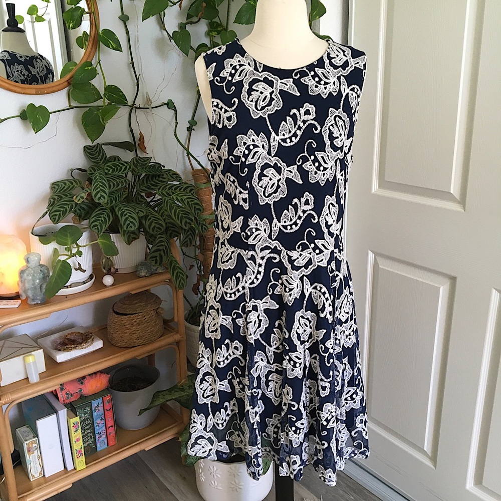 ✨MAISON JULES Floral Sleeveless Dress - Navy and White✨